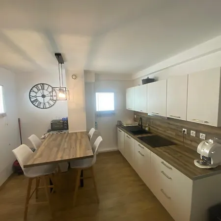 Séjour chez l'habitant De 4 Proche Plage, Tram Et Aeroport