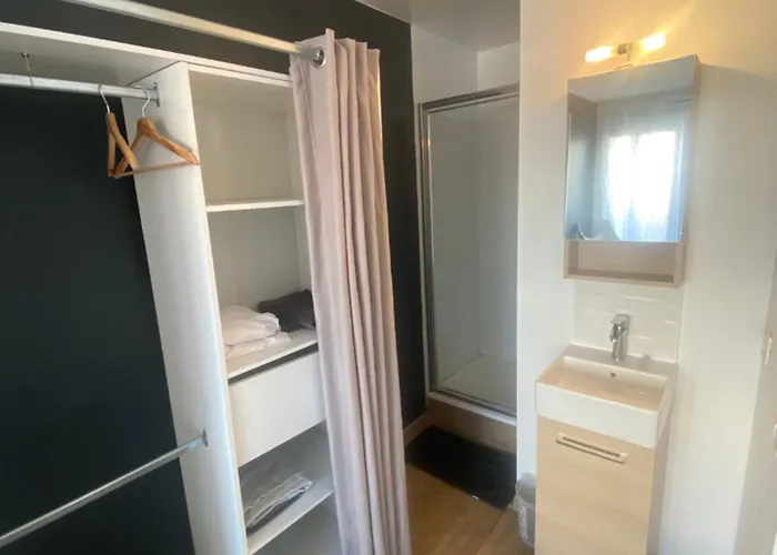 De 4 Proche Plage, Tram Et Aeroport 홈스테이 *